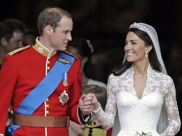 Kate Middleton también se dejó la melena suelta, adornada con una tiara y velo.