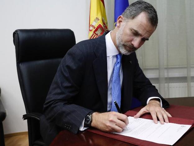 El Rey firma en la Embajada en Kazajistán el Real Decreto por el que se concede la Gran Cruz del Mérito Civil al héroe Ignacio Echeverría