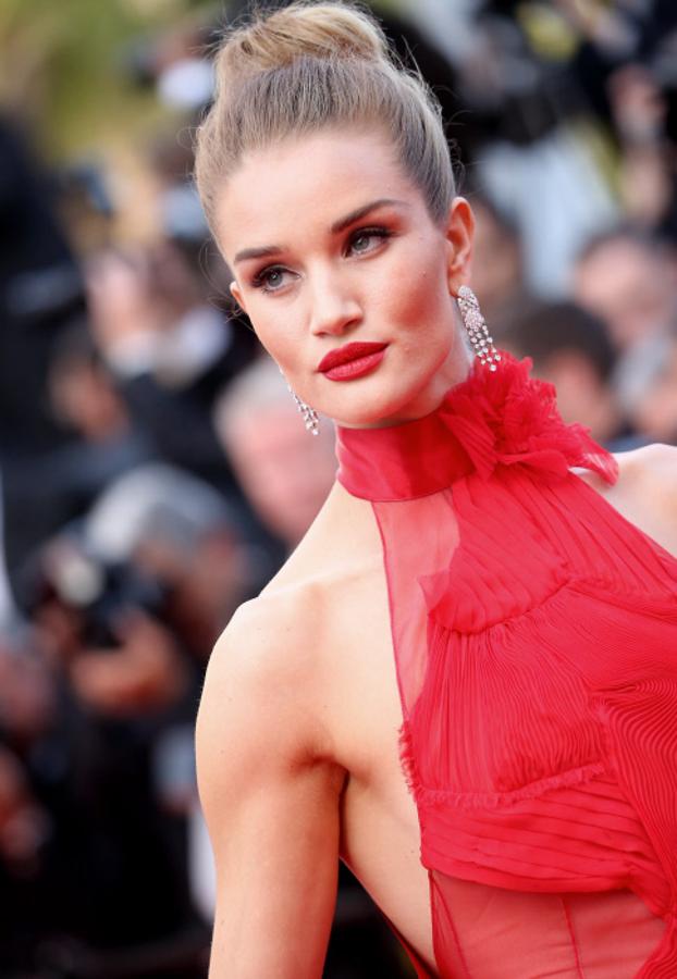 Famosas con labios rojos: Rosie Huntington-Whiteley