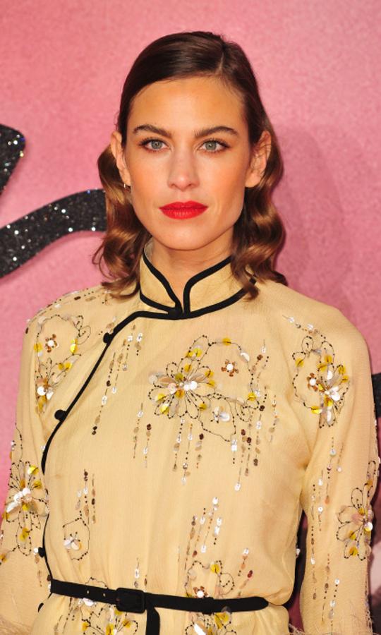 Famosas con labios rojos: Alexa Chung