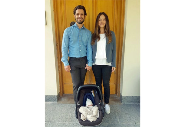 La pareja aparece feliz y sonriente con el pequeño/Casa Real sueca