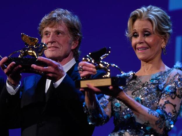 Robert Redford y Jane Fonda emocionados al recibir el premio./GTRES