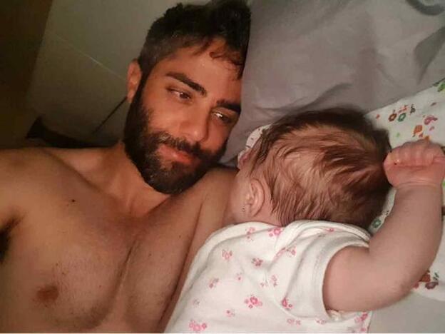 Roberto en una de las imágenes que ha compartido con su hija, nacida hace unos meses.