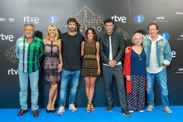 El reparto de 'El ministerio del tiempo' en el photocall en el FesTVal de Vitoria por el estreno de la serie./rtve