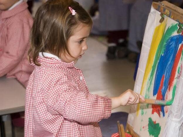 Una niña, en clases de pintura./GTRES
