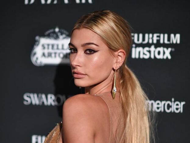 Hailey Baldwin con un eyeliner 'cat eye' (ojos de gata).