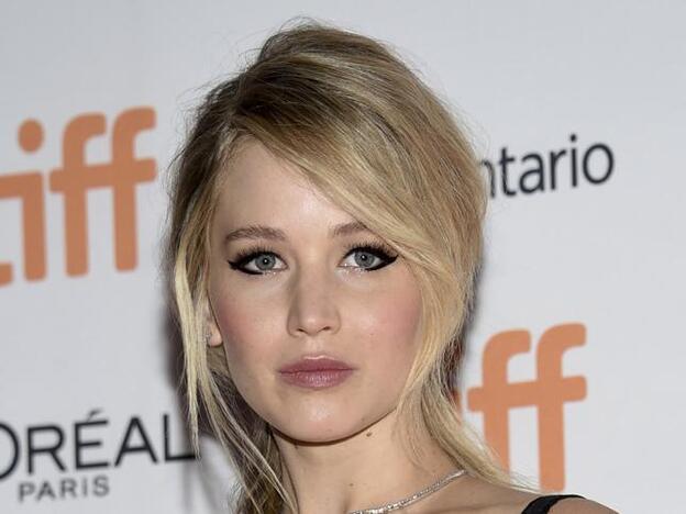 Jennifer Lawrence con eyeliner negro intenso.