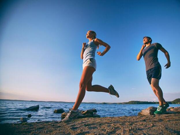 Una mujer y un hombre corriendo en la playa./gtres