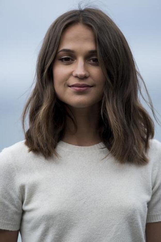 Alicia Vikander con su nuevo corte de pelo: el long bob.