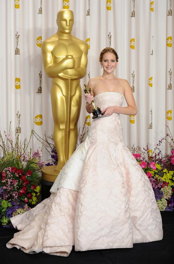 Jennifer Lawrence celebra su Oscar en la gala de 2013