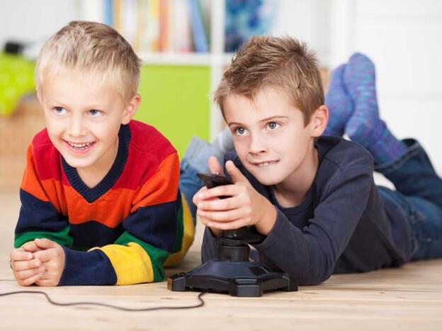 Dos niños jugando con videojuegos./adobe stock