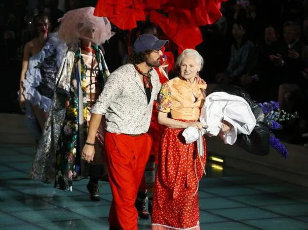 Vivienne Westwood, al finalizar su desfile en la Semana de la Moda de París./Gtres