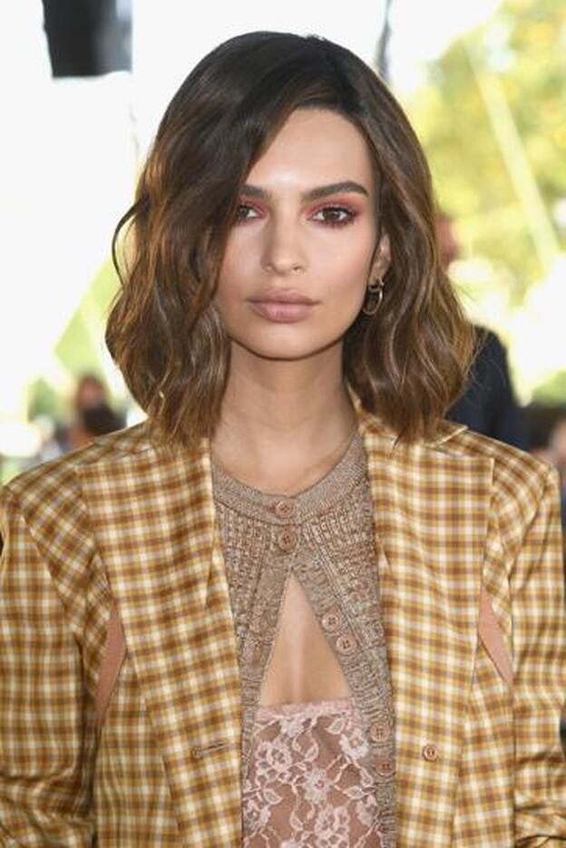 Emily Ratajkowski con lonb bob ondulado, que posiblemente sea una peluca.