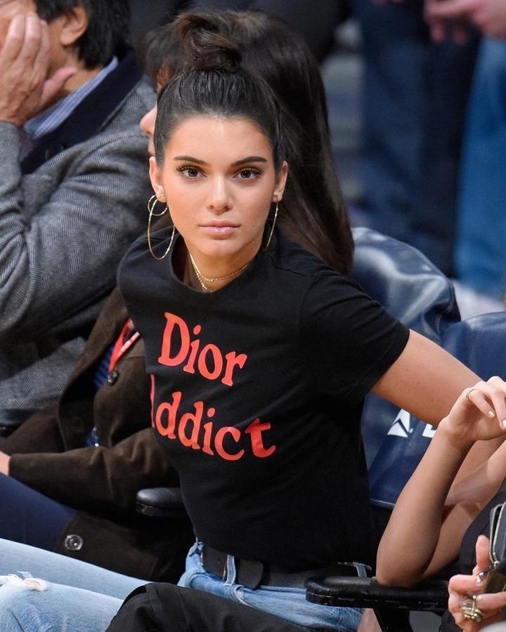 Camisetas para seriéfilos: el guiño de Kendall Jenner a Carrie Bradshaw