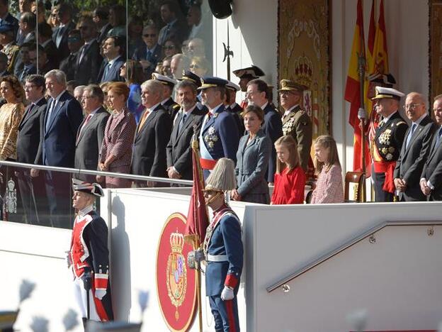 Palco de autoridades en la Plaza de Lima desde donde sus Majestades han presidido el desfile./getty images.