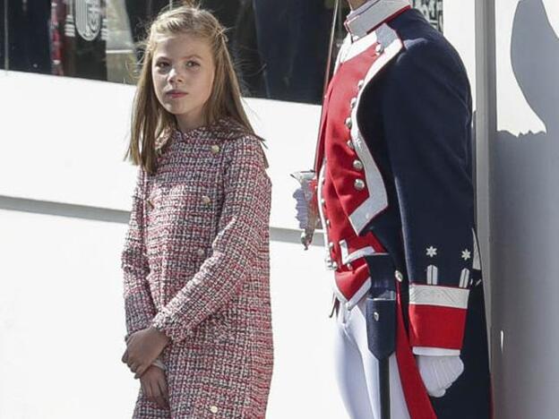 La Infanta Sofia tapa su vendaje. /GTRES.