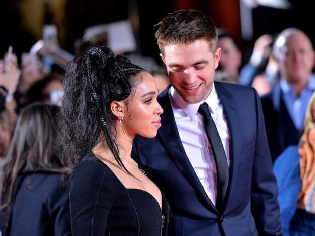 Robert Pattinson y FKA Twigs, durante el estreno de Lost City of Z en Londres, en febrero de 2017./gtres