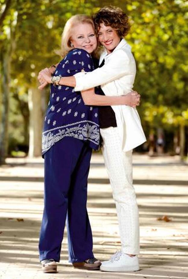 Mayra Gómez Kemp y Ana García Lozano en el parque del Templo de Debod, en Madrid.