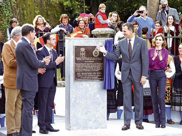 Don Felipe y doña Letizia, el pasado año, descubriendo la placa de Pueblo Ejemplar, entregada a la Comarca de Los Oscos./agencias.