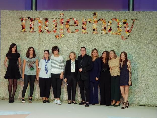 Nuestra directora, Charo Carrera (en el centro de la imagen), junto a los diseñadores que han participado en el desfile Mujerhoy Novias Couture 2017./Mujerhoy