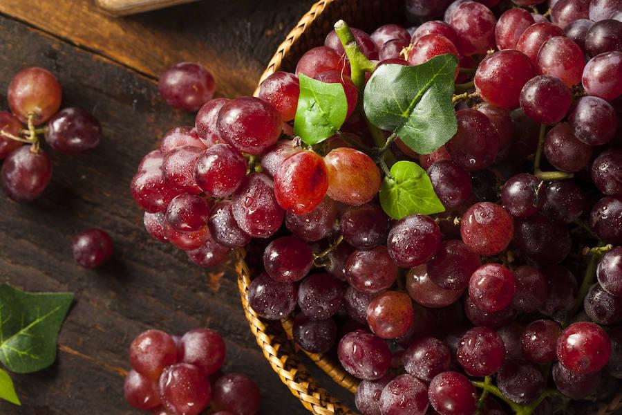 Alimentos contra la retención de líquidos: uva roja