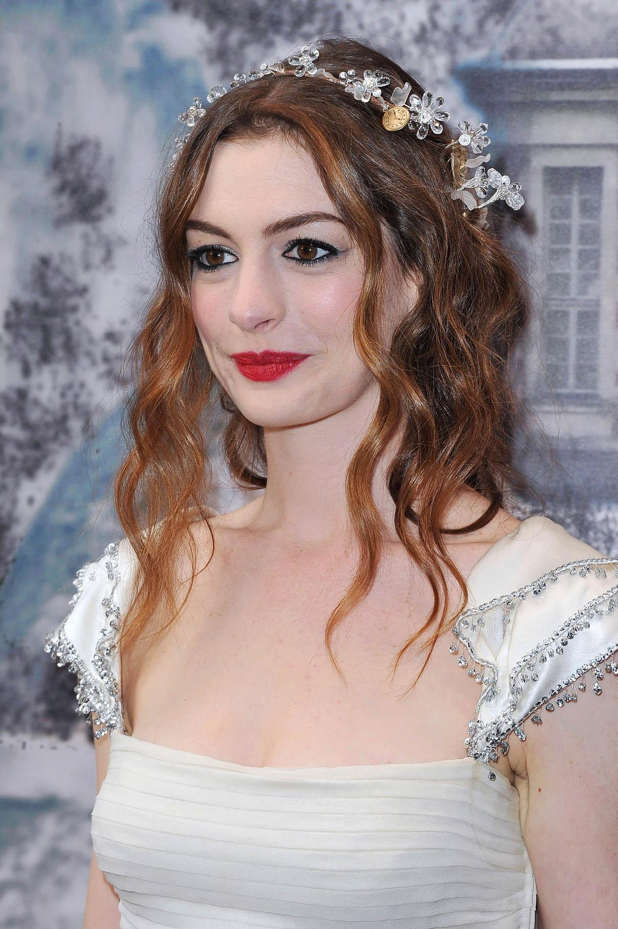 Peinados que ponen años: Anne Hathaway con ondas y diadema