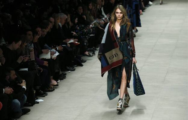 Cara Delevingne, con la bufamanta de Burberry