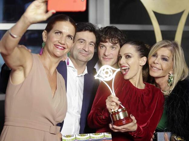 El equipo de 'MasterChef' celebrando su Premio Iris./gtres.