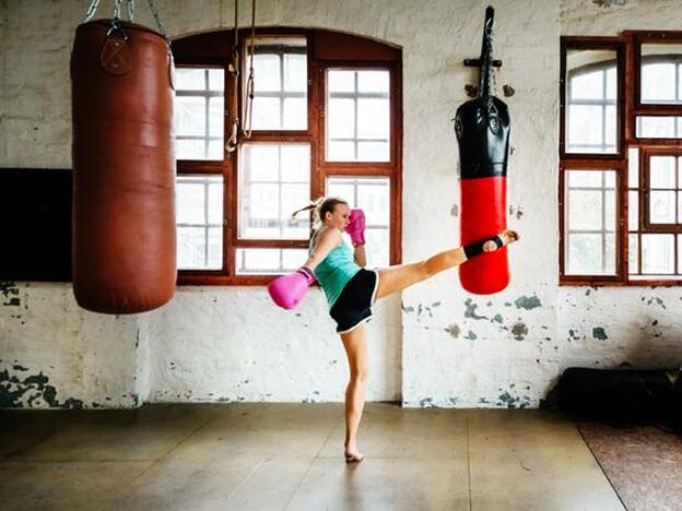 Una mujer practicando 'Muay thai'/Getty images