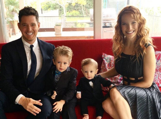 El cantante Michael Bublé y la actriz Luisana Lopilato junto a sus dos hijos./twitter