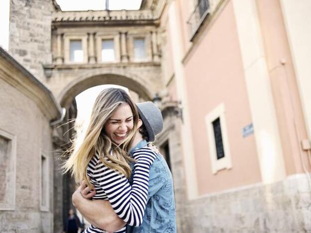 Una pareja abrazándose/Getty