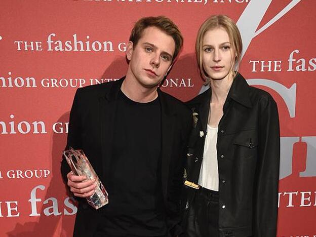 J.W. Anderson y la modelo Julia Nobis./getty images