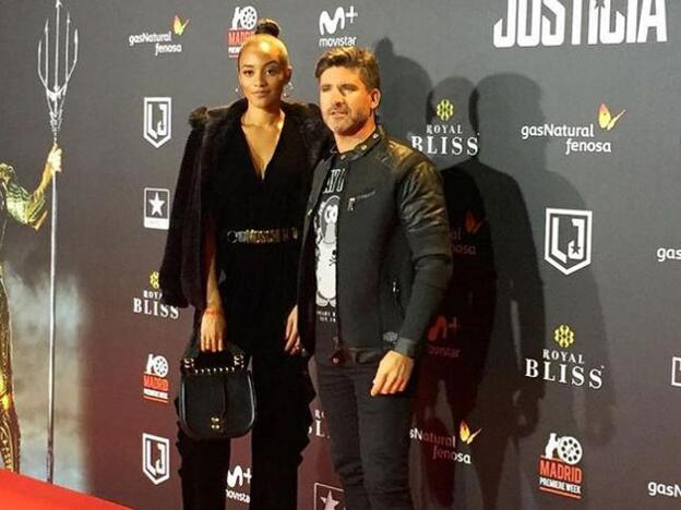 Toño Sanchís y Amal Fashanu posando juntos en lapremiere de 'La liga de la justicia'