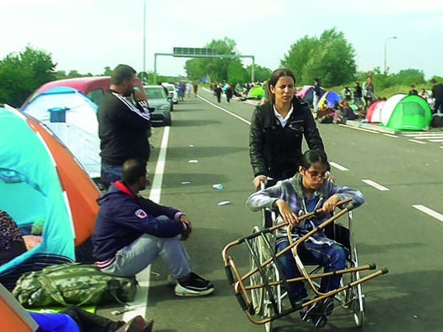 Nujeen y su hermana Nasrine, en Serbia./Cristina morató