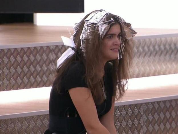 Amaia durante el ensayo, con el papel de plata de las mechas en la cabeza.