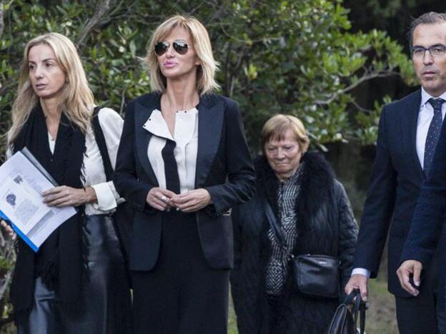 Susanna Griso rodeada de sus amigos y familiares durante el funeral de su madre.