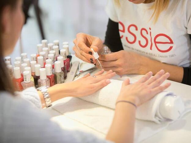 Finalmente las expetas de Essie enseñaron a las asistentas al taller de la Academia cómo hacerse un 'nail art' para navidad.