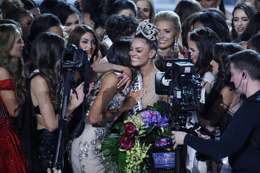 Miss Universo 2017: Demi-Leigh Nel-Peters, felicitada por sus compañeras