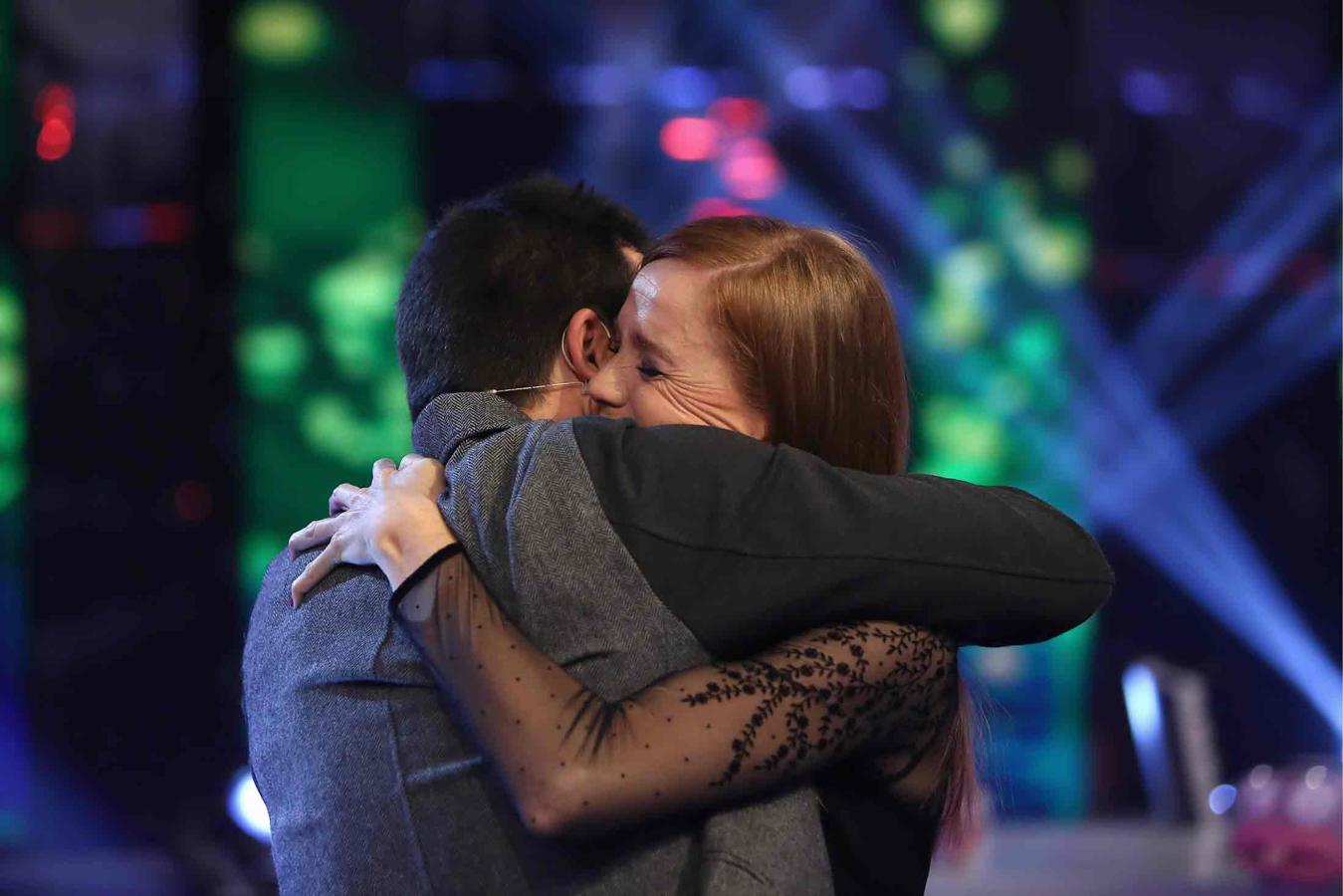 El abrazo de María Castro con su futuro marido en 'El Hormiguero'