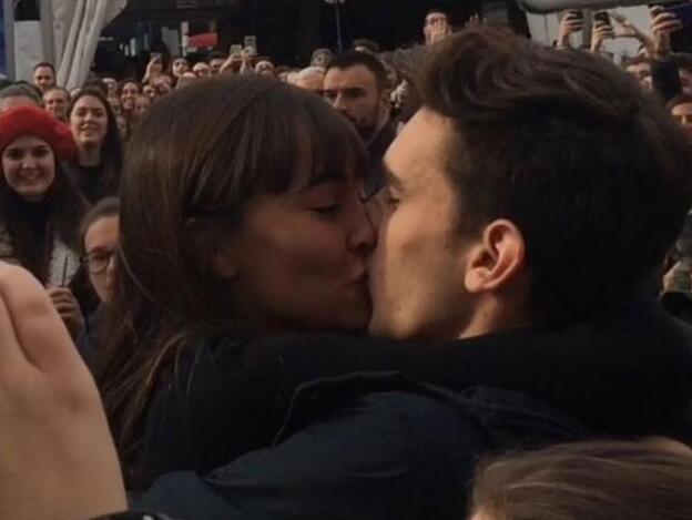 Aitana y su novio Vicente, durante su apasionado beso./twitter