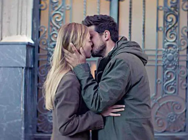 Charlotte Vega y Dani Luque se besan en el anuncio de la Lotería 2017./d.r.