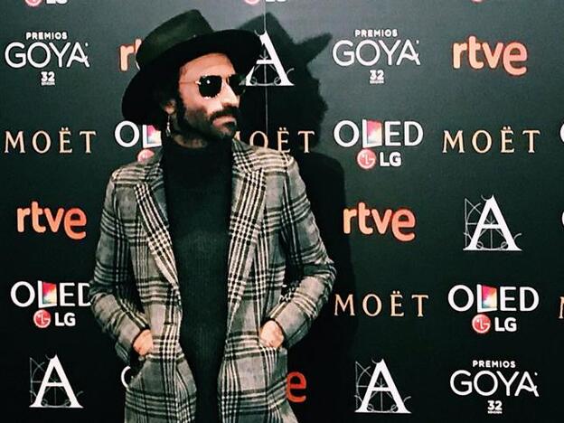 El cantante Leiva en la foto con la que publicó su tweet de agradecimiento./twitter