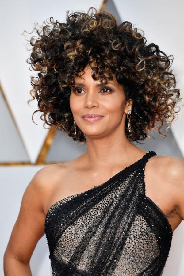 Los mejores peinados de las famosas en 2017: Halle Berry con rizos