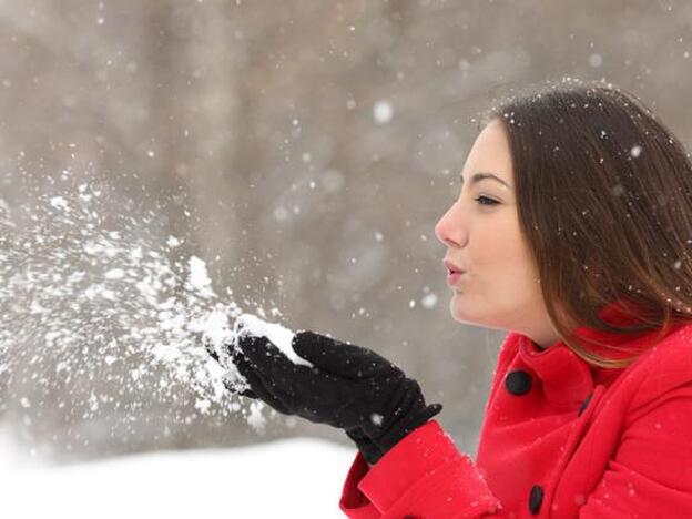 Chica jugando con nieve./gtres