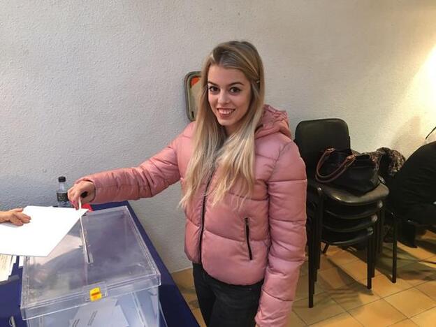 Nerea ejerce su derecho a voto.