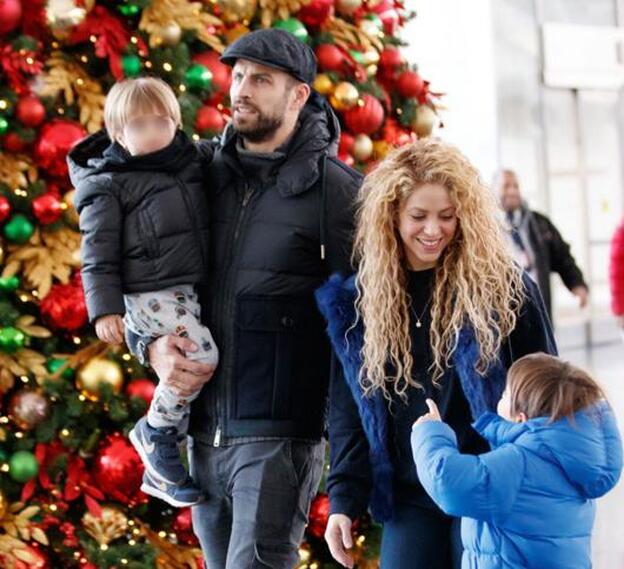 Shakira y Piqué junto a Milán y Sasha en el aeropuerto de Nueva York, horas antes de Noche Buena.