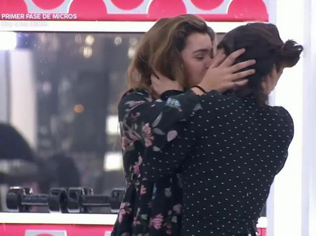 Beso entre Amaia y Anna Castillo..