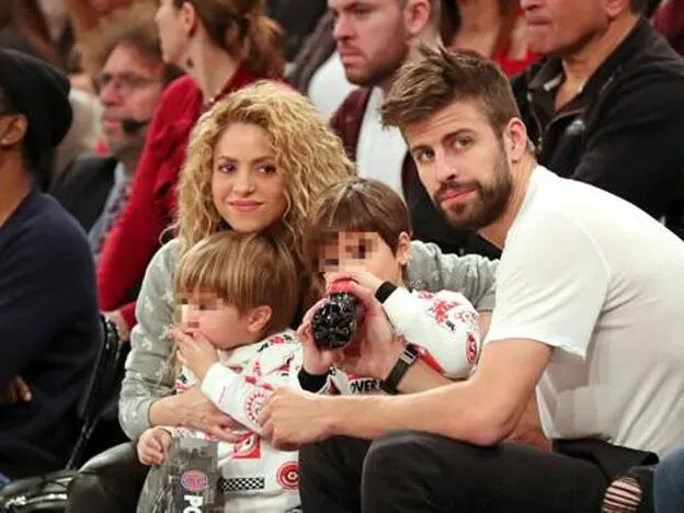 Shakiray  Piqué en un partido de la NBA junto a sus hijos./GTRES