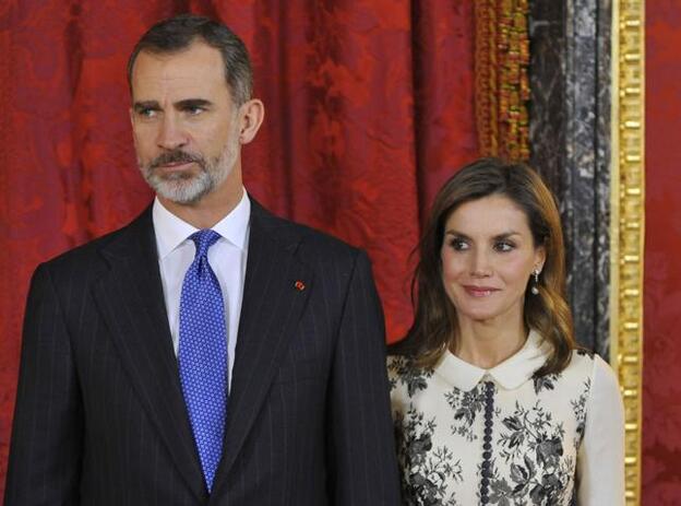 El Rey Felipe y su esposa la Reina Letizia en una ceremonia celebrada para recibir al presidente de Ecuador.