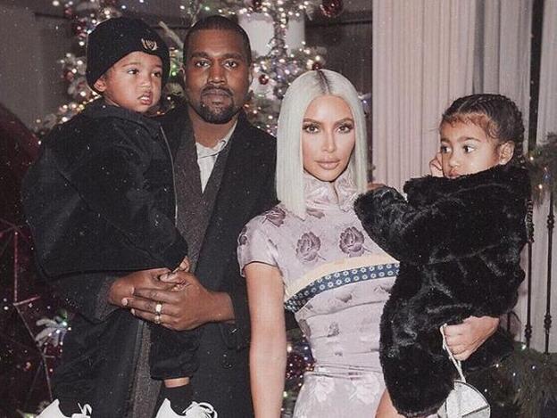 Kim Kardashian y su pareja Kanye West junto a sus dos hijos: North y Saint./instagram